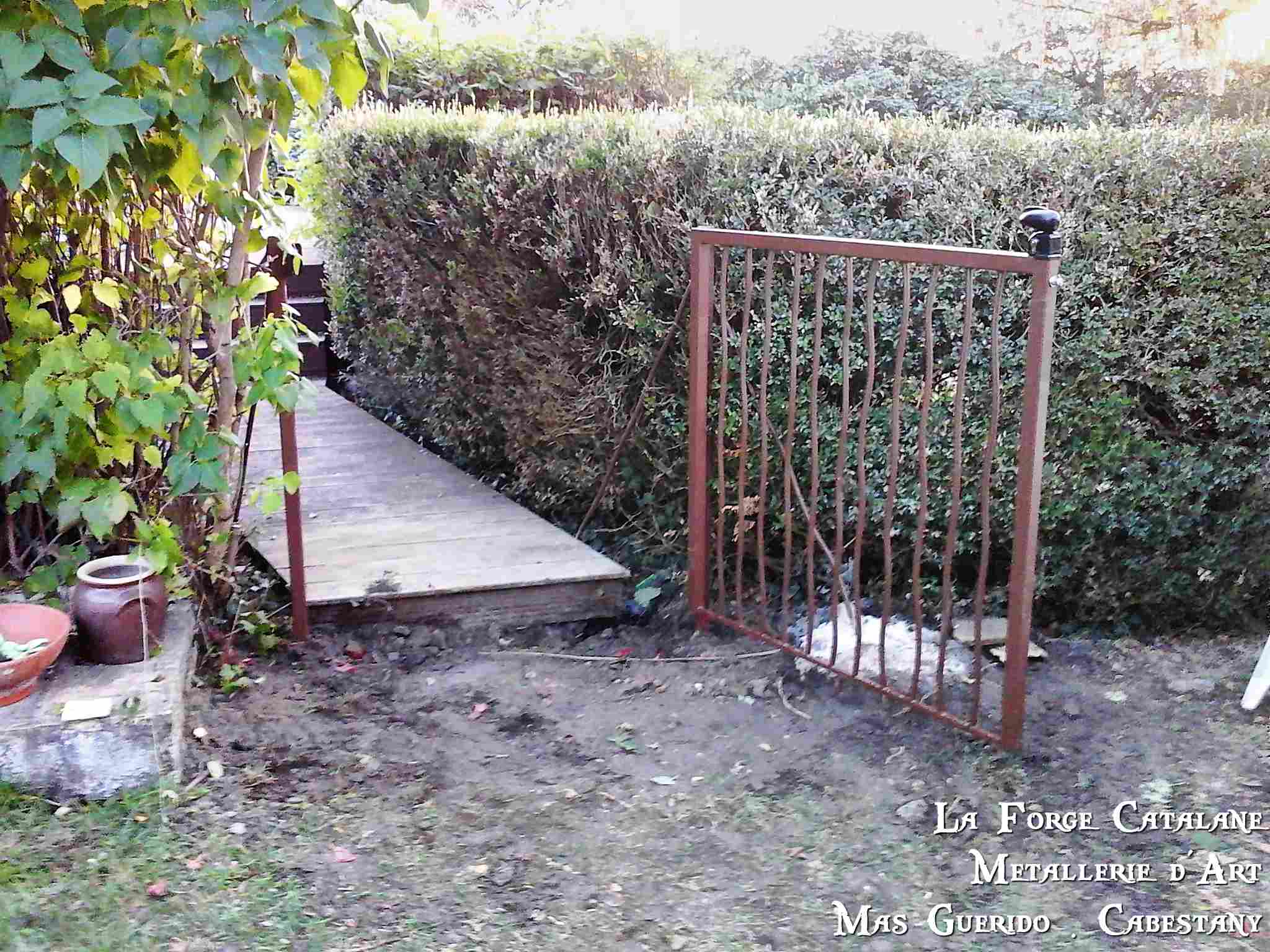 Cloture piscine finition thermolaquage barreaux tordus forge catalane 5.jpg